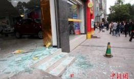 女子爆料石墩堵门原视频,真相背后引人深思